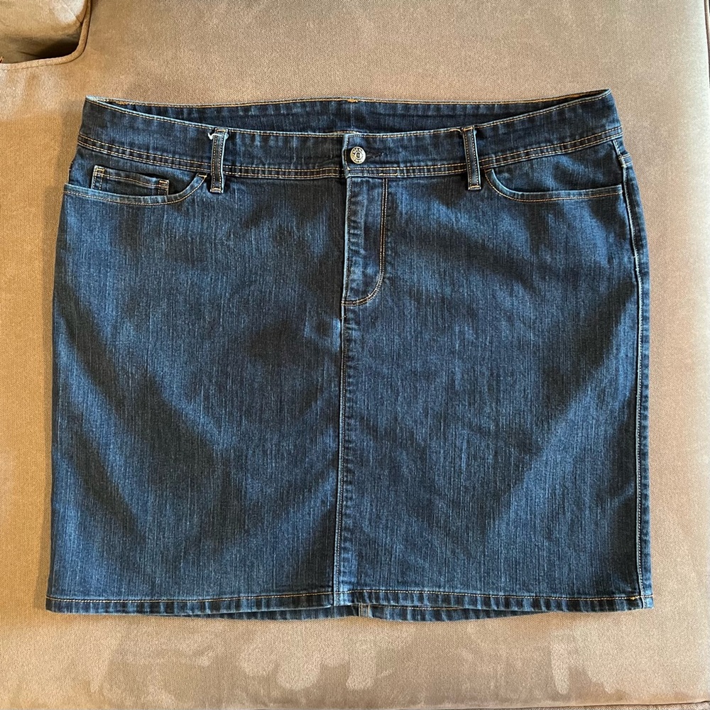 Old Navy Denim Pencil Skirt Size 20. Hits mid knee. In excellent condition.